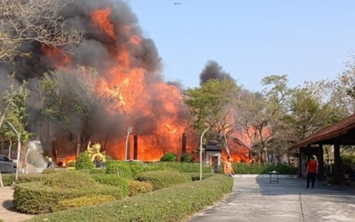 Grosses teakhaus in lopburi durch verheerenden brand vollstaendig zerstoert millionenverlust und