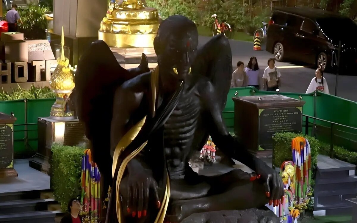 Buddhisten protestieren gegen Teufelsanbetungs-Statue vor bekannten Hotel in Bangkok