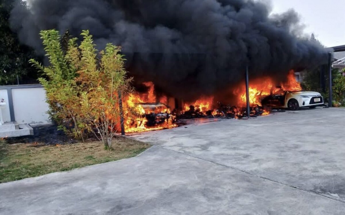 Hausbesitzer am boden zerstoert neun fahrzeuge in flammen millionen baht schaden verursacht