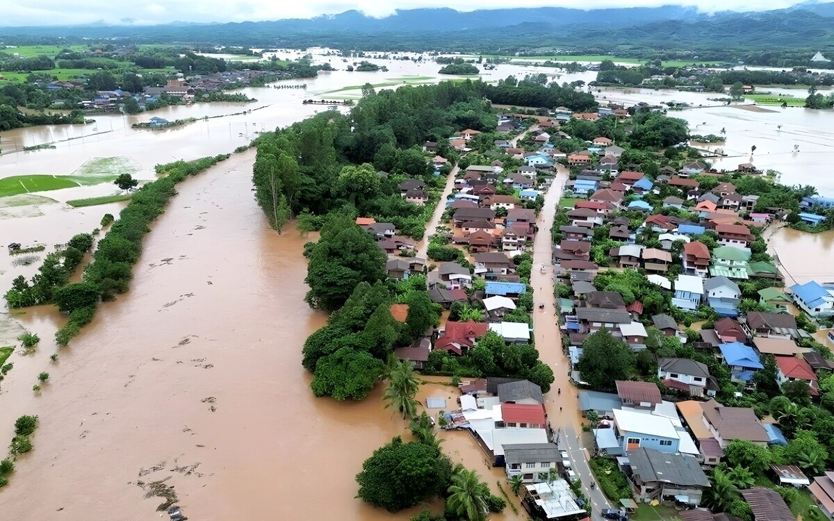 Heftige sturzfluten und starke regenfaelle provinzen im norden thailands stehen vor einer