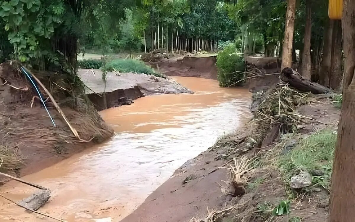 Heftigen regenfaelle in phayao 2 fahrzeuge weggeschwemmt und mehrere einheimische vermisst