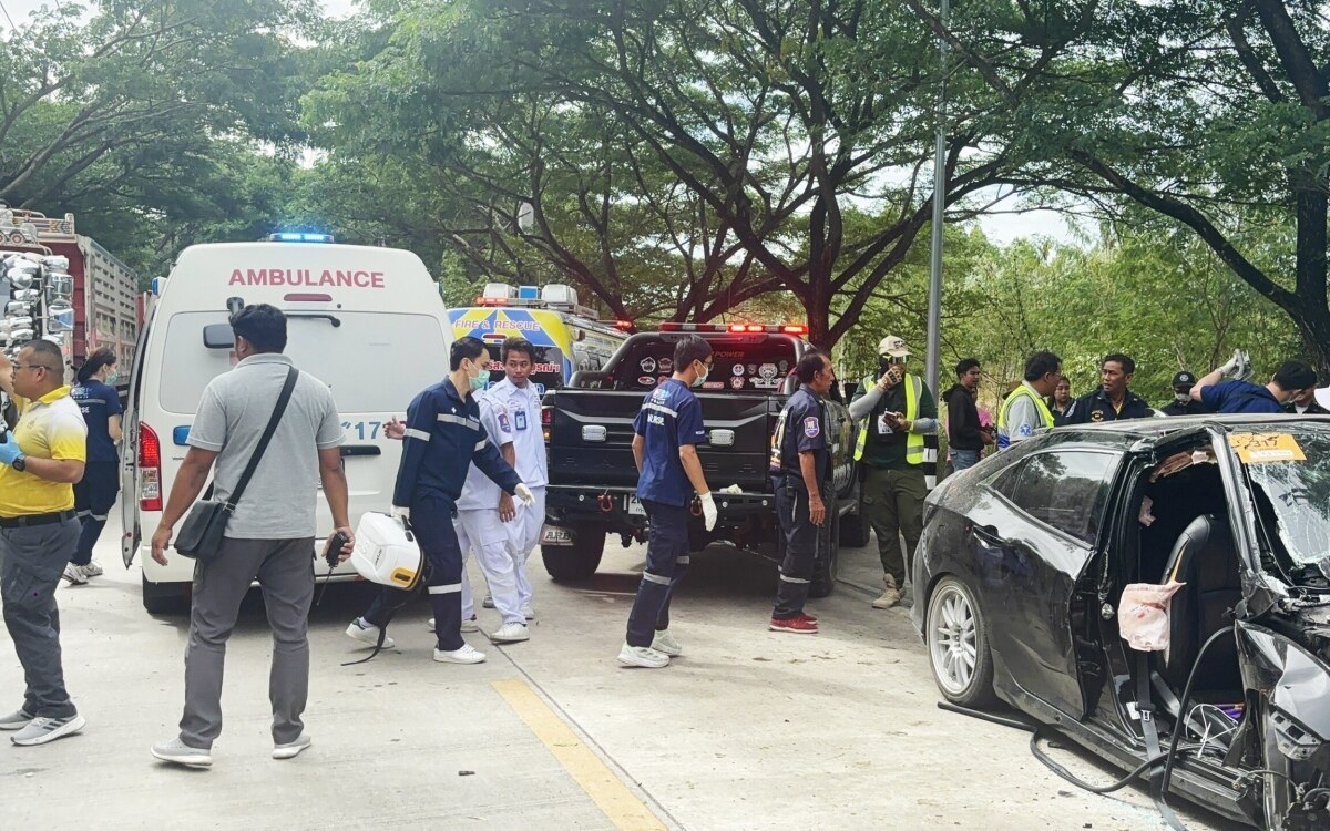 Heftiger unfall in chonburi auslaendischer fahrer und thailaendische beifahrerin bei crash schwer