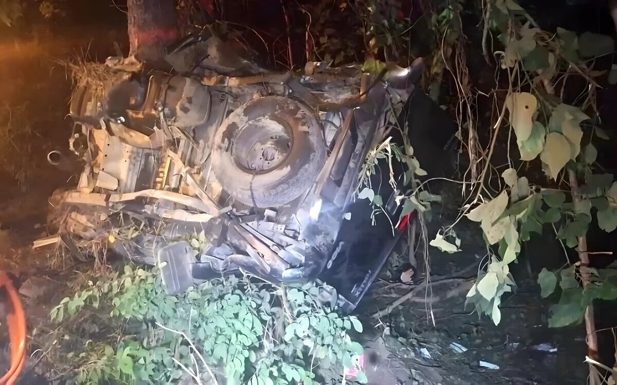 Heftiger unfall in uthai thani pickup truck kollidiert mit baum vier junge maenner sterben