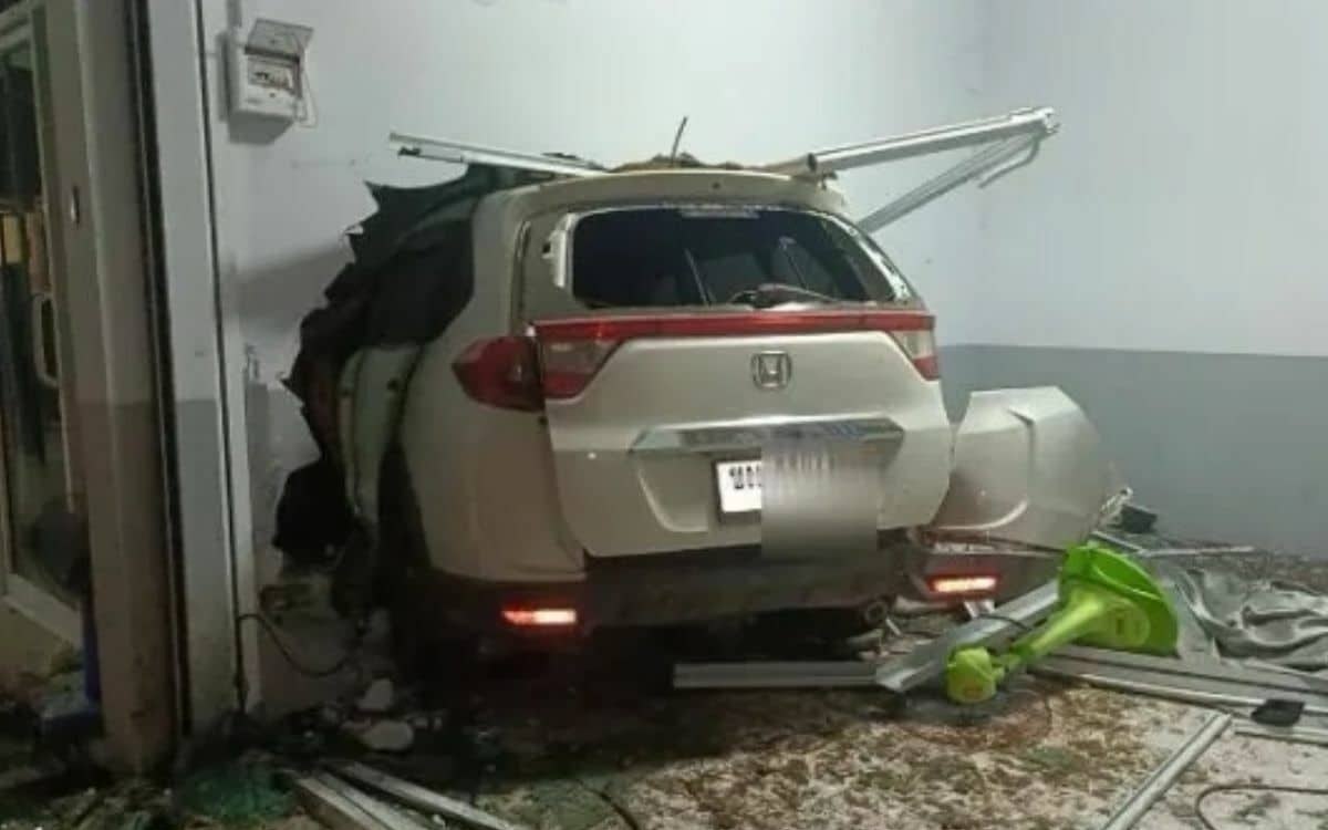 Heftiger unfall mit suv auslaender rast in mietshaus und verletzt zwei personen in thailand video