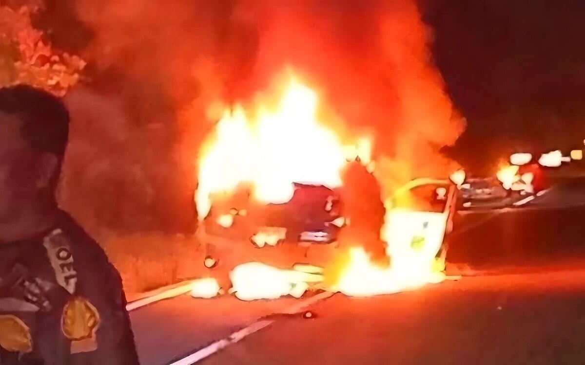 Heldentat auf der Straße: Thailänderin entgeht Flammeninferno ihres Pickups dank mutigem Passanten