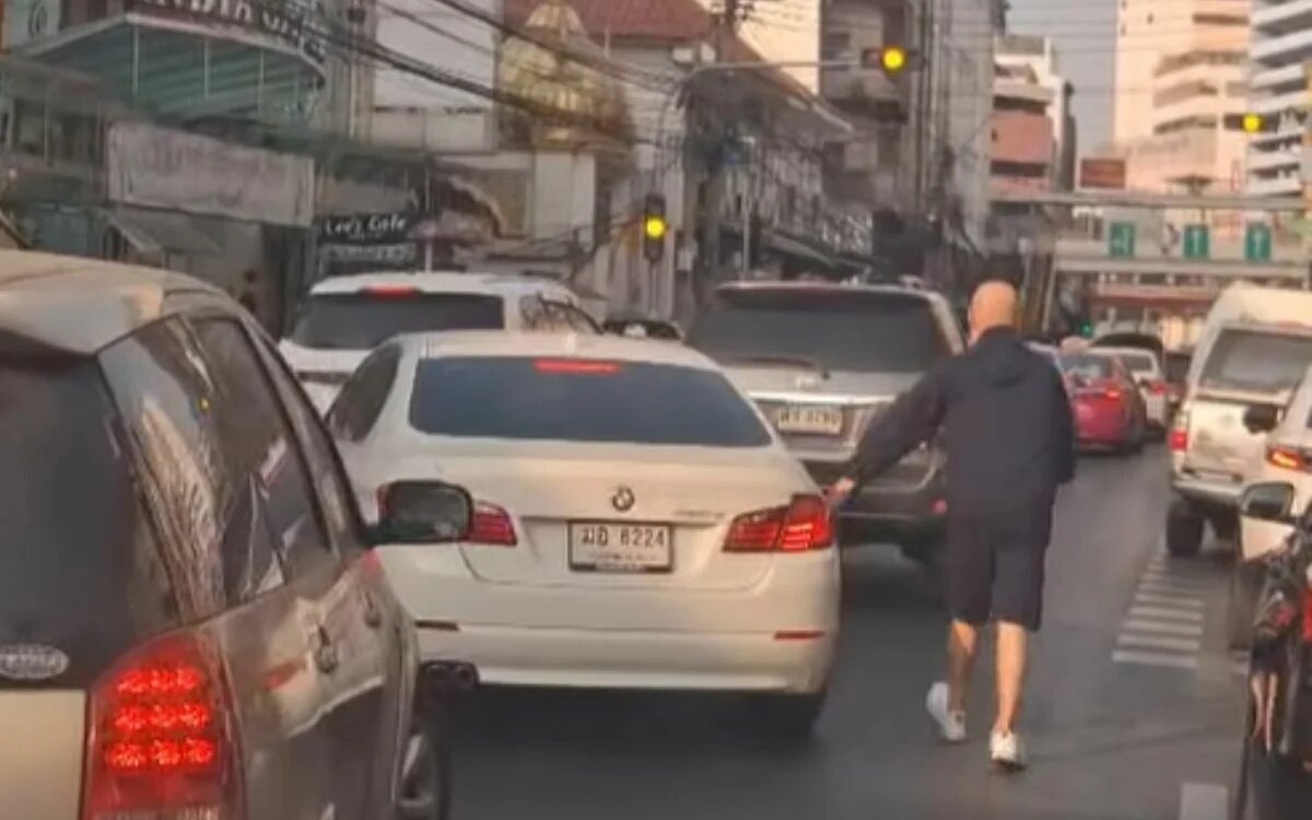 Heldentum auf bangkoks strassen auslaender mann hilft rettungsteam waehrend verkehrsstaus video