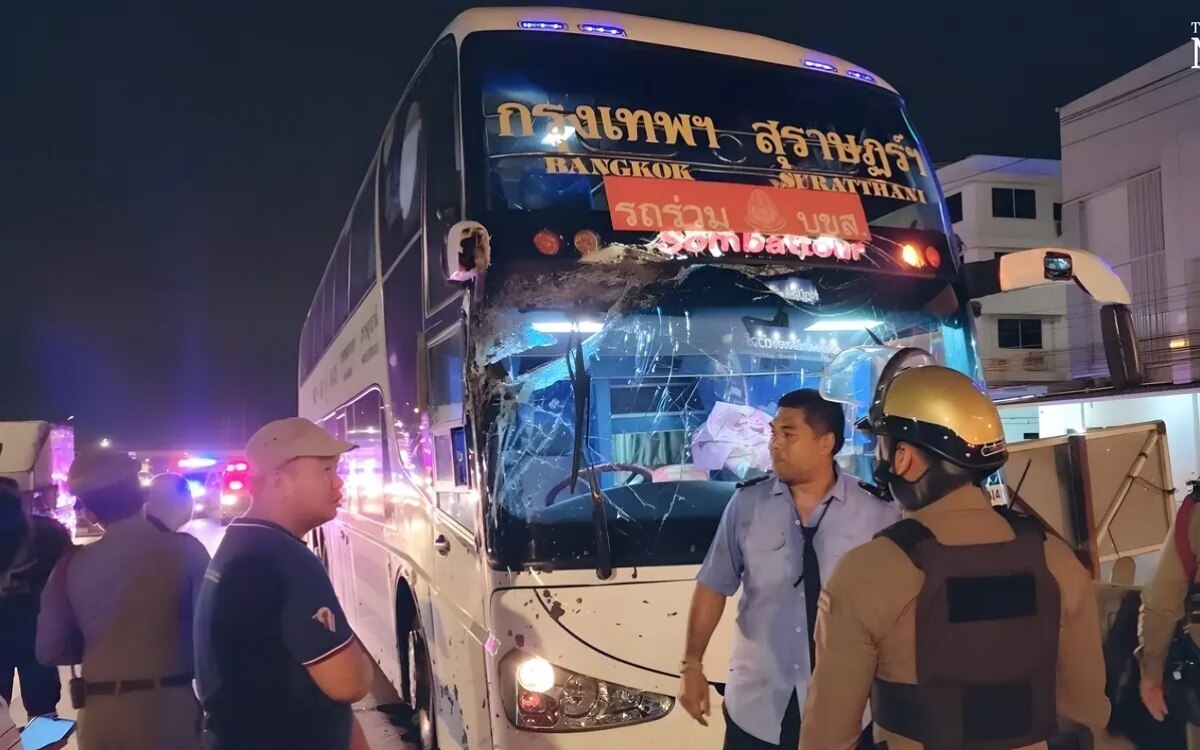 Herabfallender zement auf der rama 2 road zertruemmert bus windschutzscheibe und verletzt den fahrer