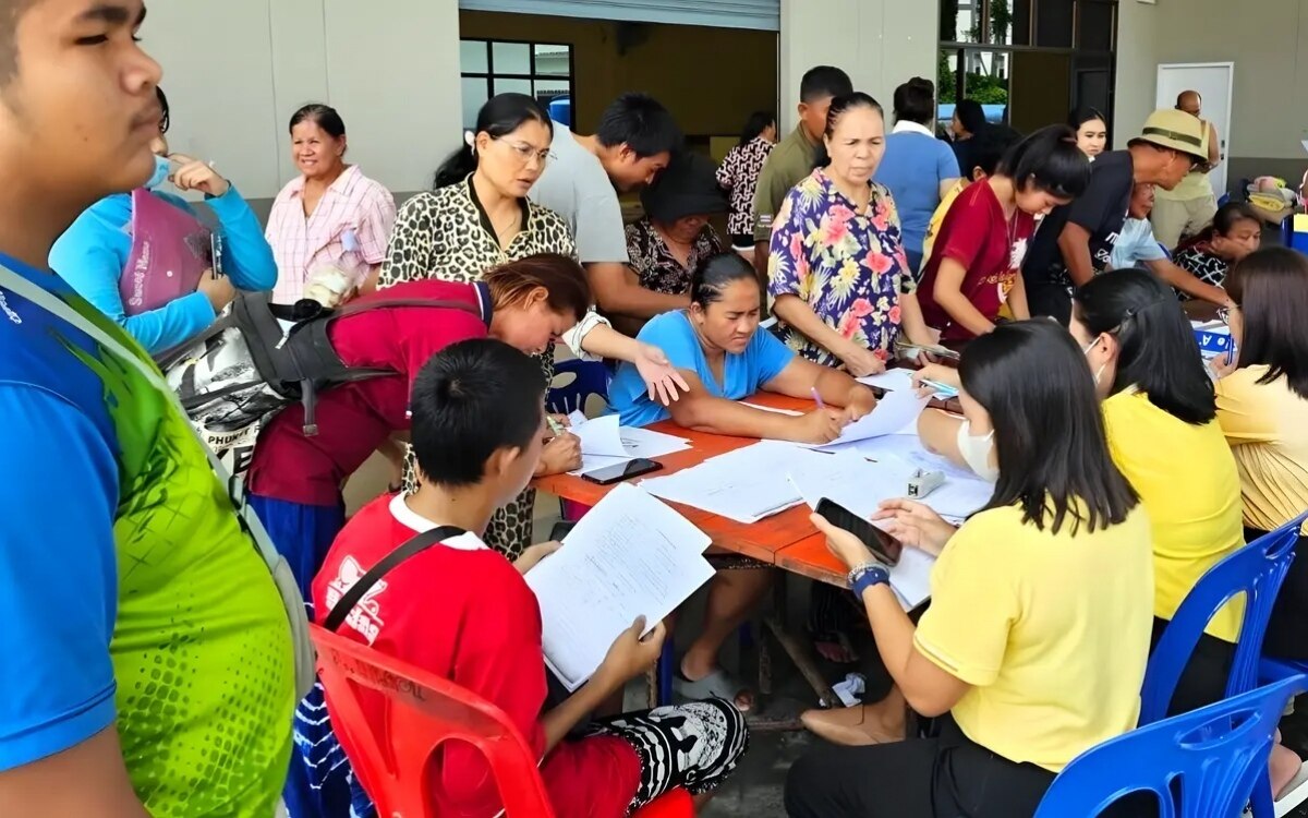 Hilfe fuer ueberschwemmungsopfer auf phuket einzigartiger zusammenhalt