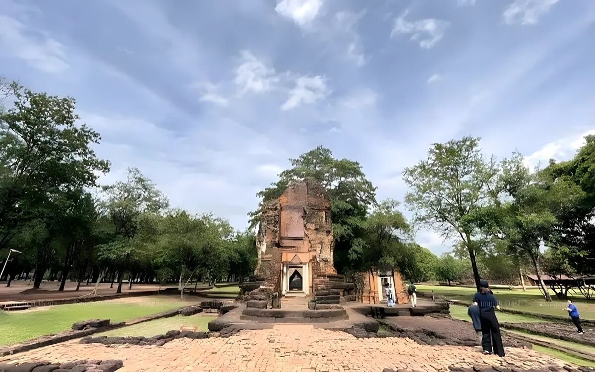 Historischer park hat mit menschenmassen zu kaempfen