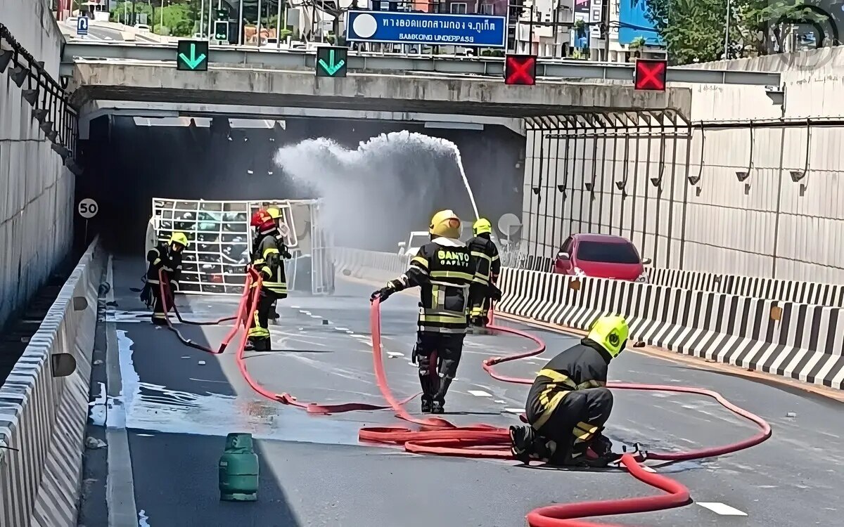 Hoch explosiv gasflaschen lastwagen kippt vor einer unterfuehrung in phuket um video fotos