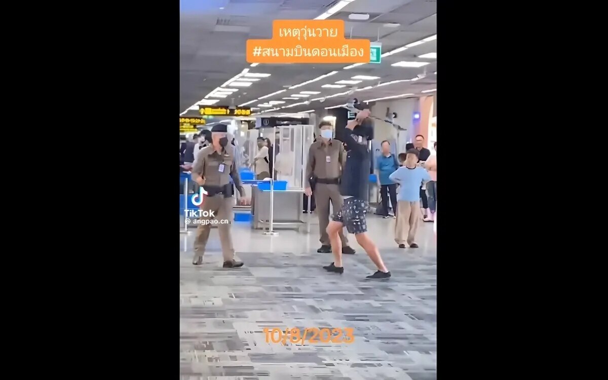 Aggressiver Ausländer greift Flughafen-Polizei in Bangkok an (Video, Fotos)