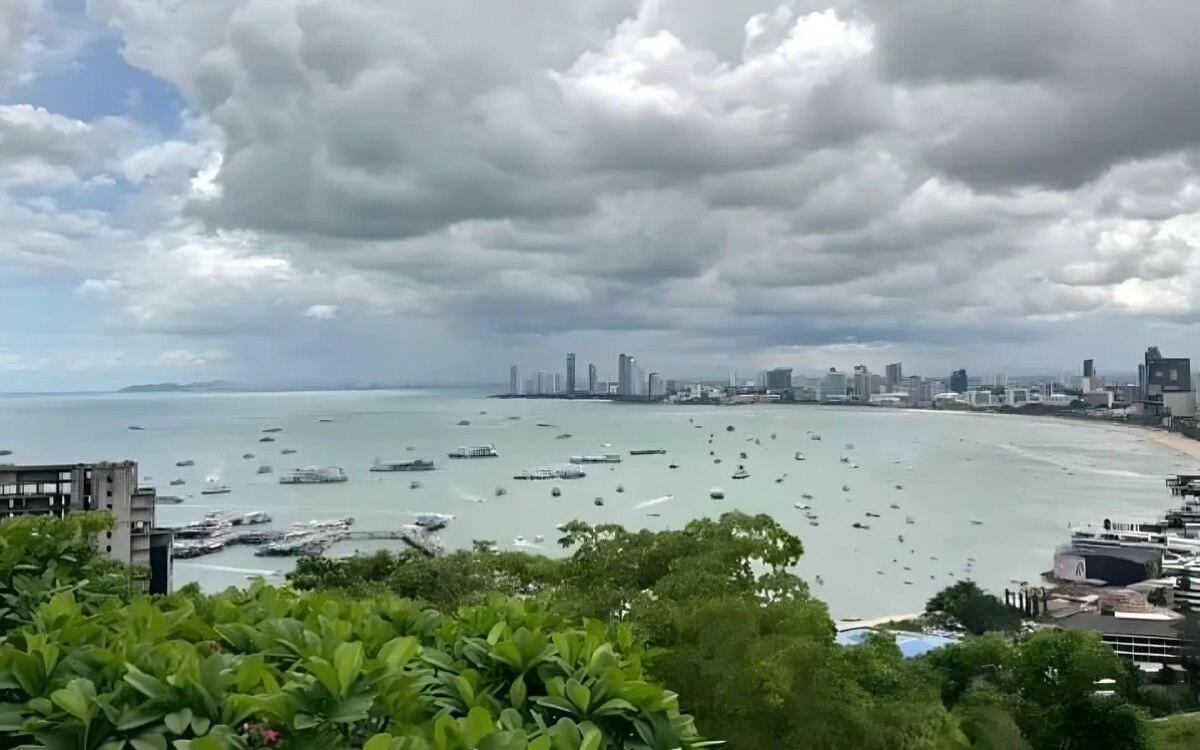 Hohe wellen in gewittergebieten fuer die andamanensee und den golf von thailand