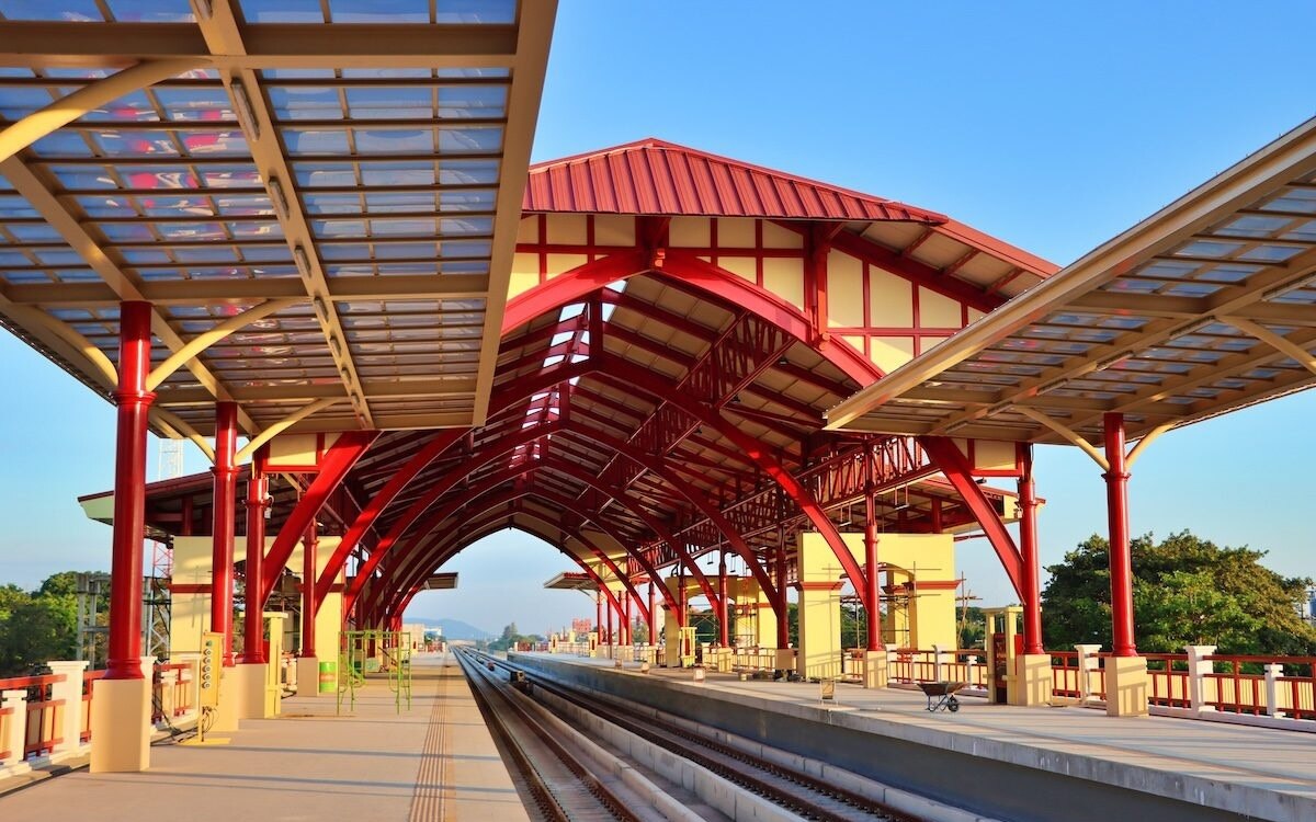 Hua Hin bereitet sich mit der Eröffnung einer neuen Hochbahnstation auf moderne Zugreisen vor