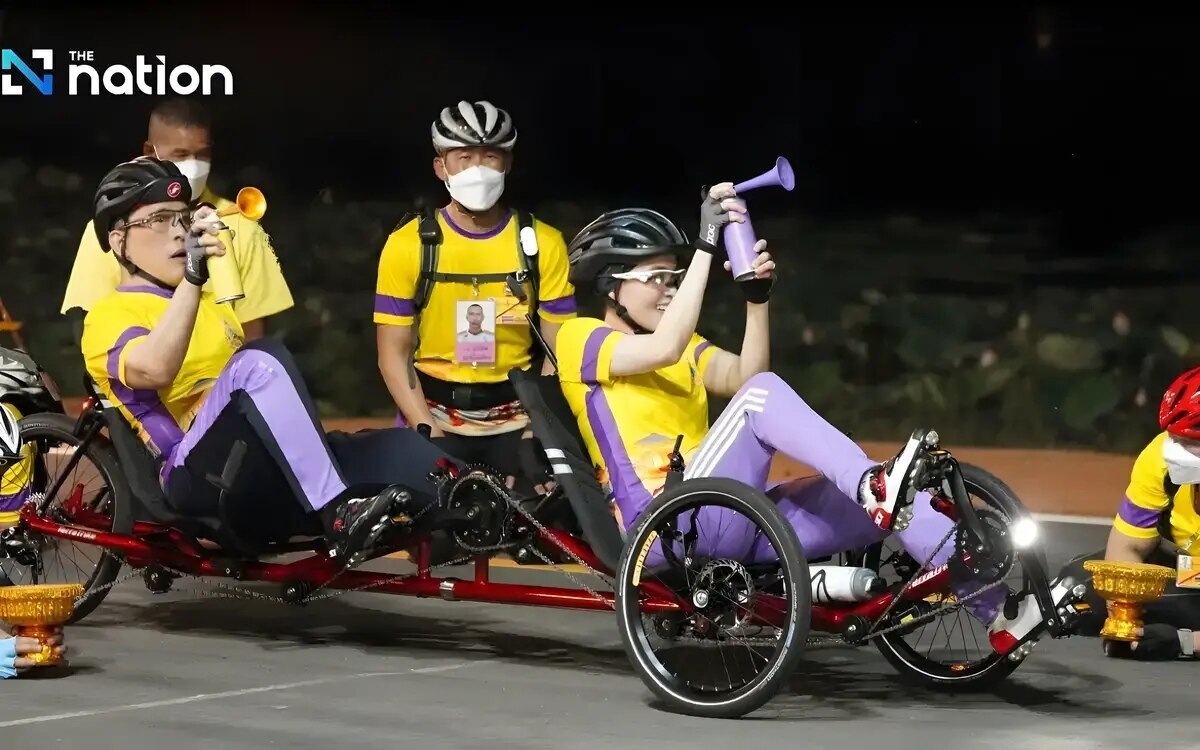 Ihre majestaet die koenigin von thailand faehrt bmx auf neuer strecke in phichit fotos