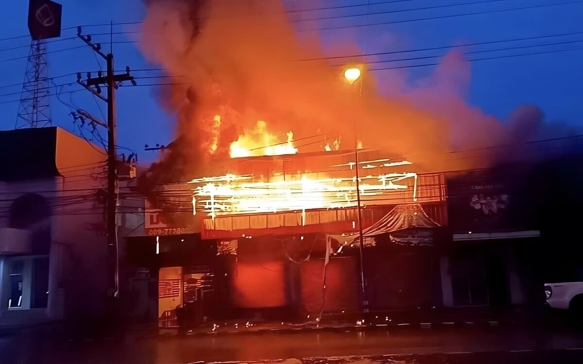 In einem geschaeft fuer elektromotorraeder in der provinz sisaket bricht ein feuer aus