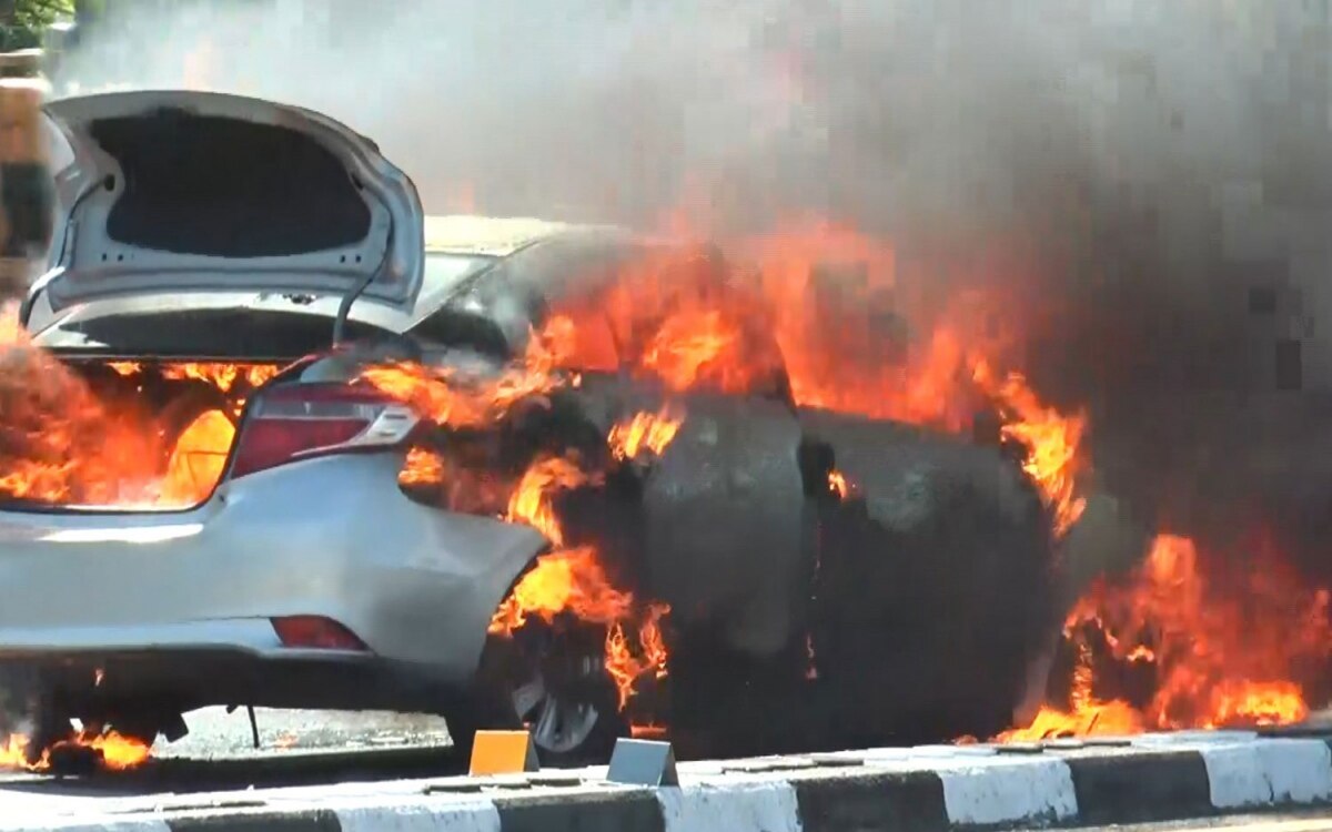 Indonesier entkommen brennendem auto in buri ram