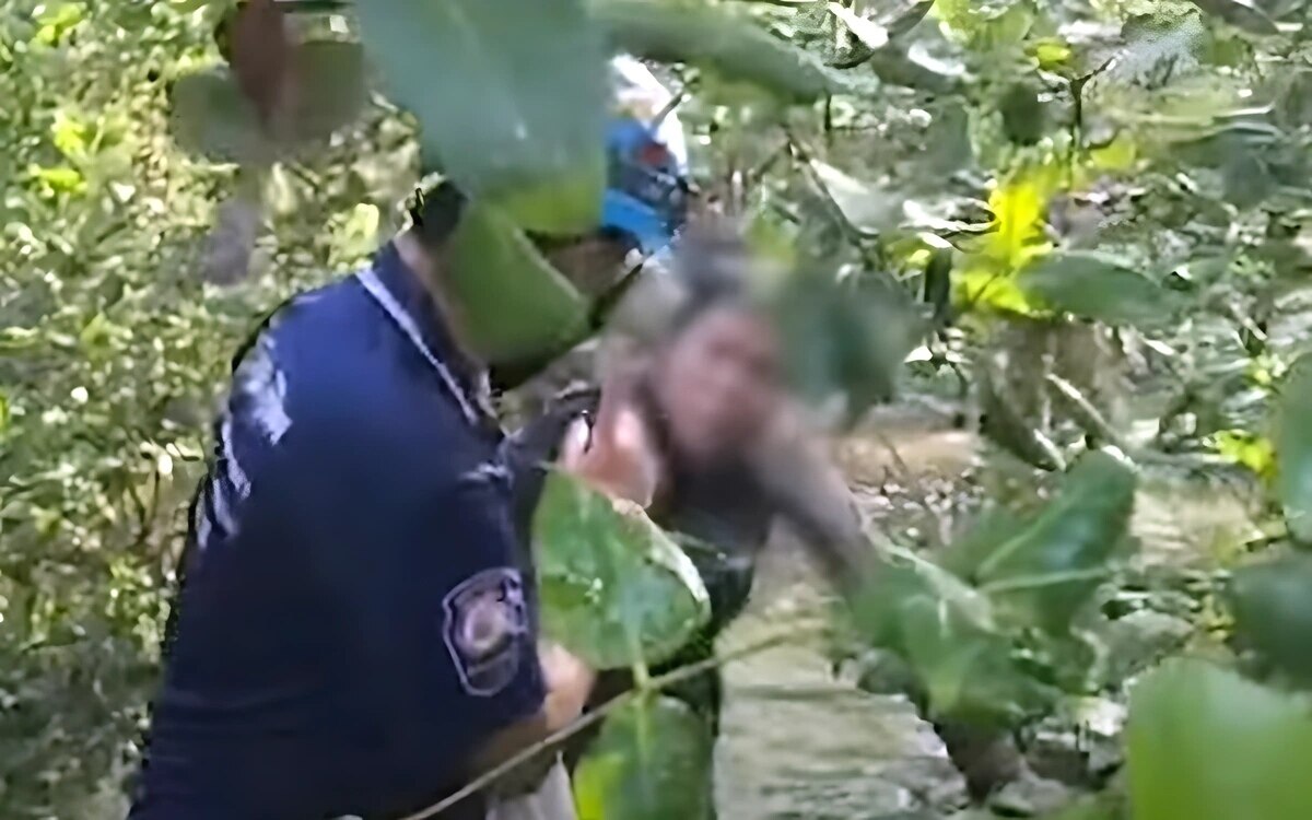 Indonesierin von deutschem freund in thailaendischem mangrovenwald ausgesetzt