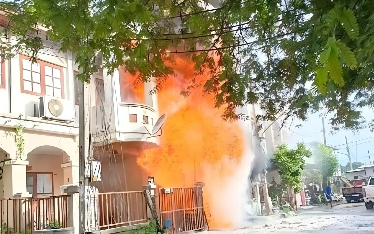 Inferno verschlingt Stadthaus