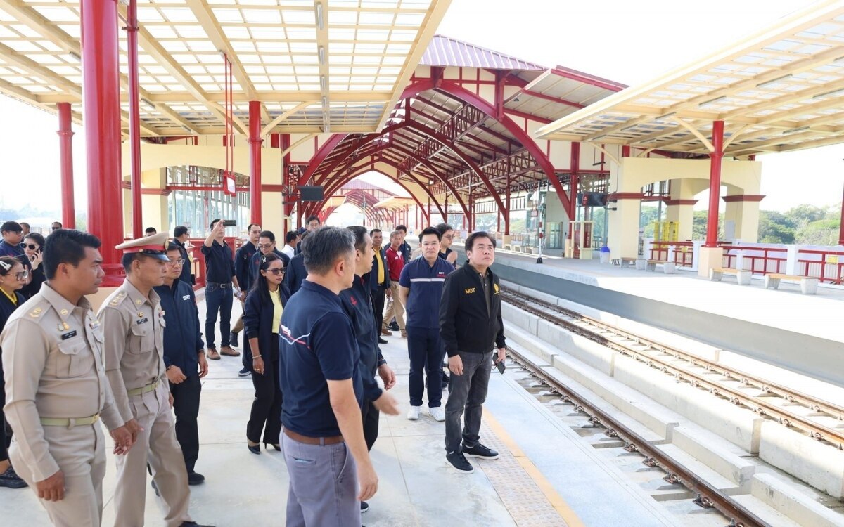 Inspektion des neuen hua hin bahnhofs vor der eroeffnung