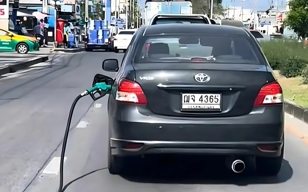 Irrsinn in bangkok mann flieht nach tankstellenbetrug mit zapfpistole im schlepptau video