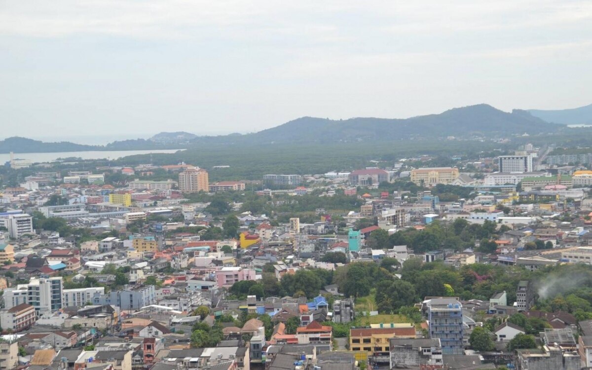 Kaeufer aus myanmar schauen ueber bangkok hinaus