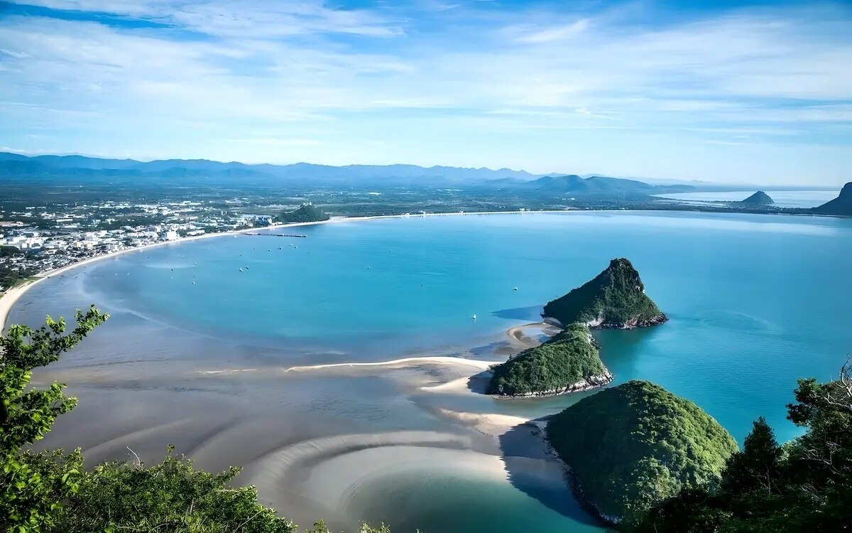 Khao lom muak einer der besten aussichtspunkte in prachuap khiri khan wird im oktober fuer einige