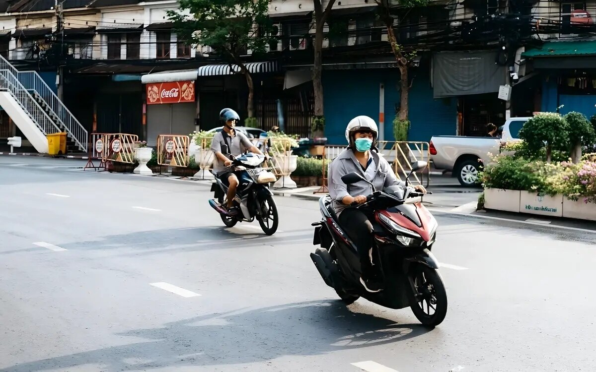 Khao yai deutscher mit fahrrad auf der autobahn