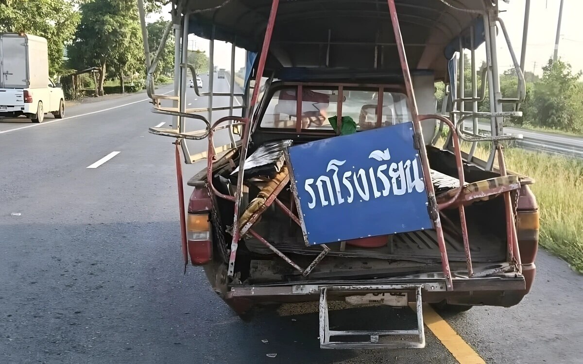 Kollision auf dem schulweg lopburi diskutiert ueber sicherheit von transportmitteln