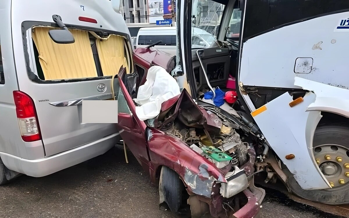 Kollision mehrerer Fahrzeuge fordert einen Toten und sechs Verletzte in Prachinburi