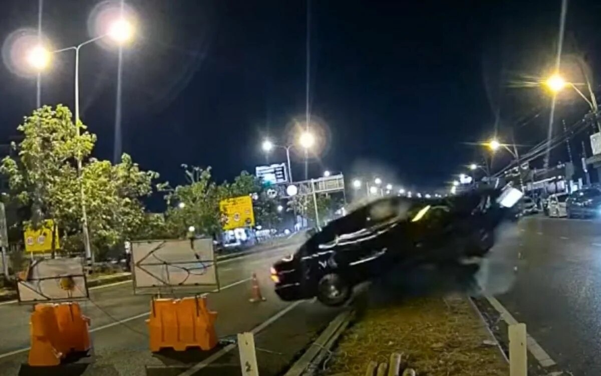 Krasser stunt 16 jaehriger mercedes benz fahrer landet auf ladeflaeche eines lkws nach unfall video