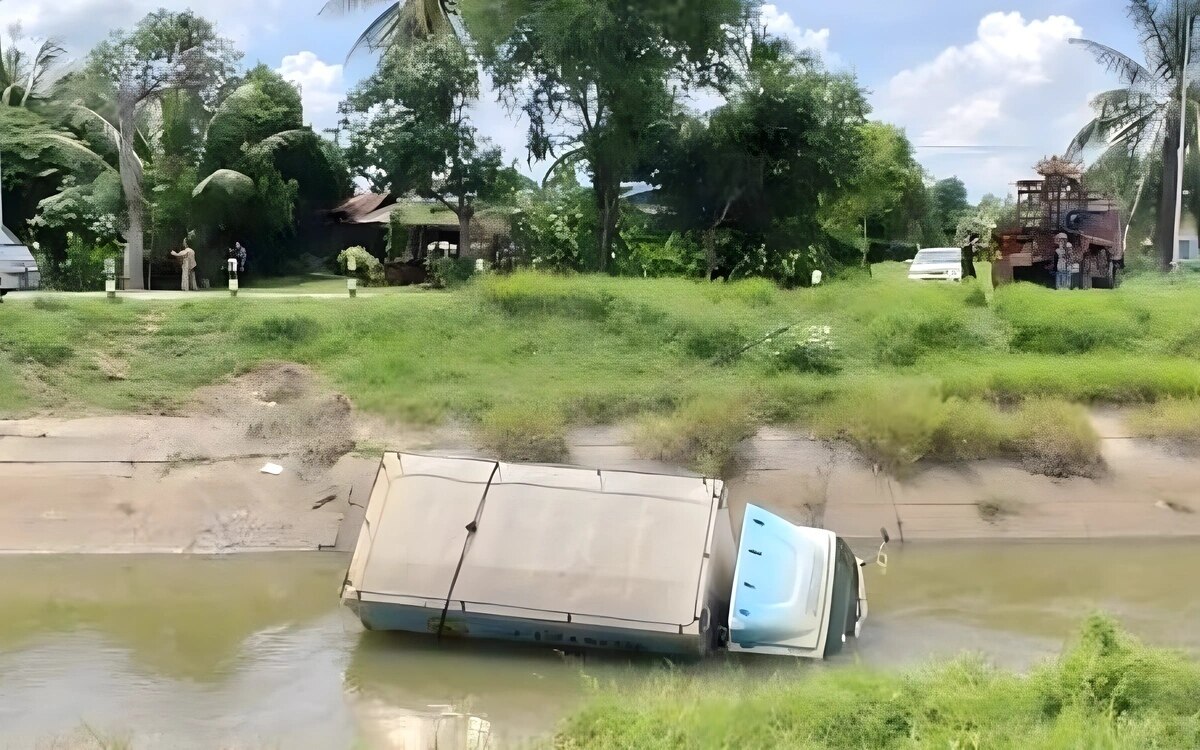 Krasser unfall in nakhon ratchasima eiswagenfahrer riskiert sein leben fuer maedchen auf motorrad