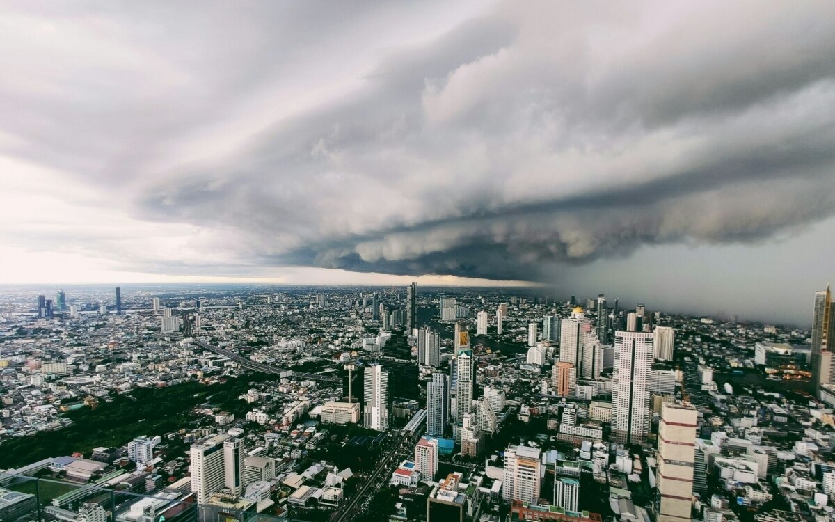 Kuehlere temperaturen und regen fuer bangkok und nordost thailand wetterwarnung angekuendigt