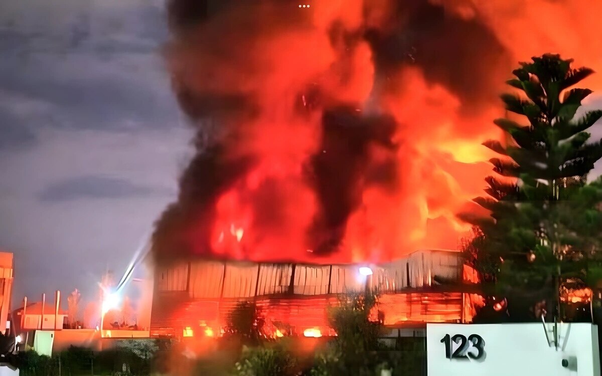 Lagerhausbrand in nonthaburi feuerwehr kaempft gegen tobende flammen und drohende gefahr fuer