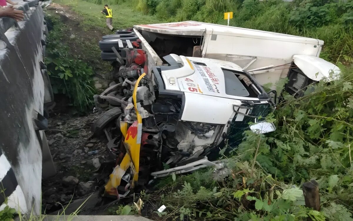 Lastwagen stuerzt von bruecke in eine schlucht fahrer schwer verletzt