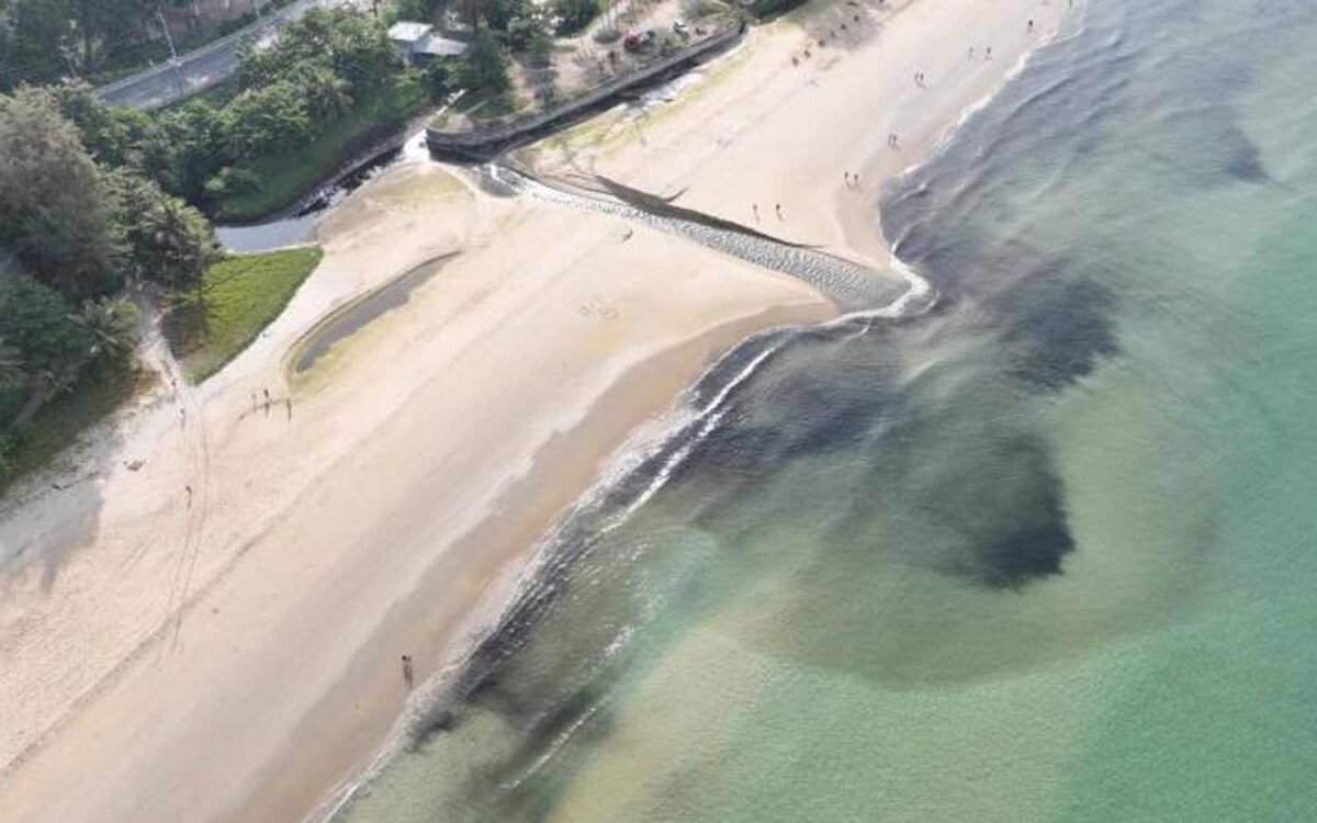 Laut behoerden ist das verschmutzte wasser auf phuket nur sediment