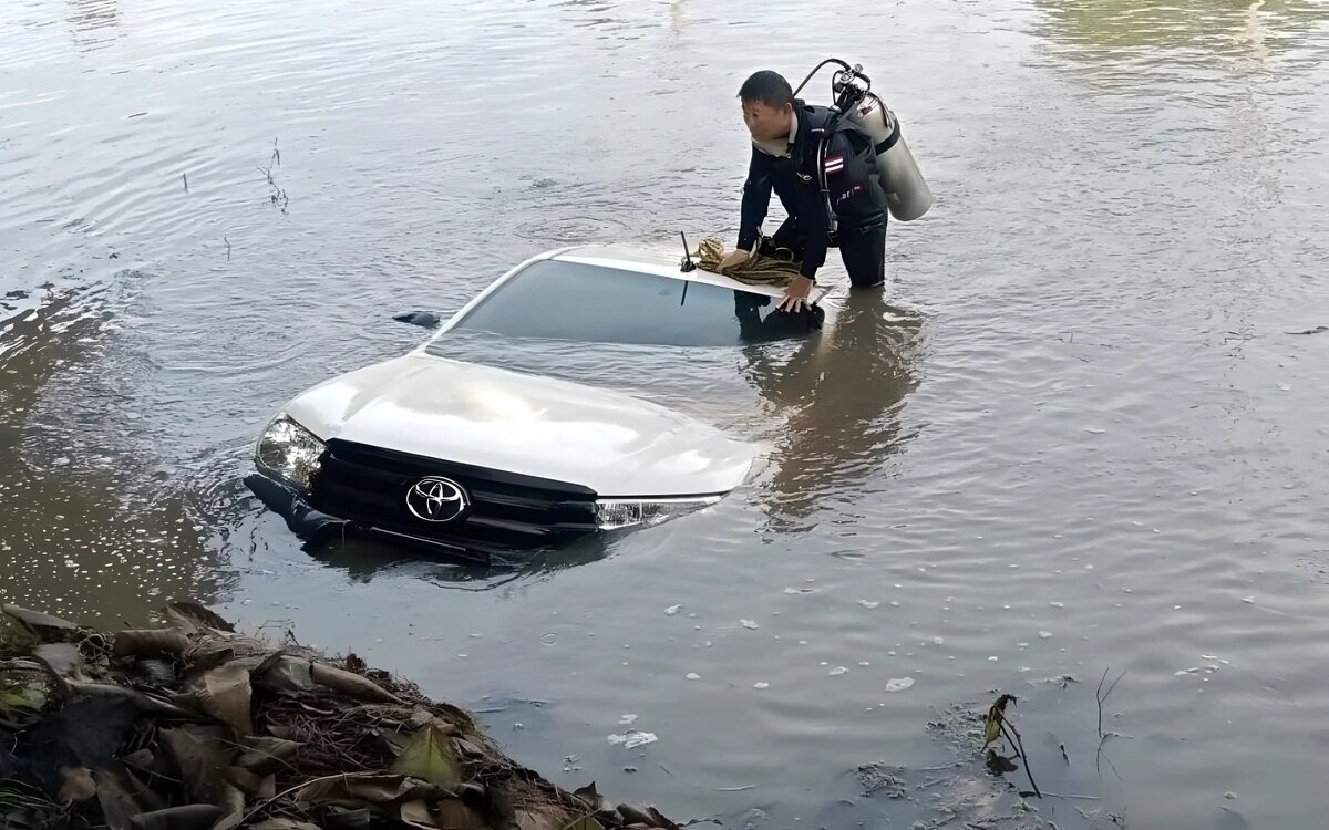 LKW-Besitzer in Not, als Makler Fahrzeug in Teich krachen lässt, 4,2 Millionen Baht in bar verloren