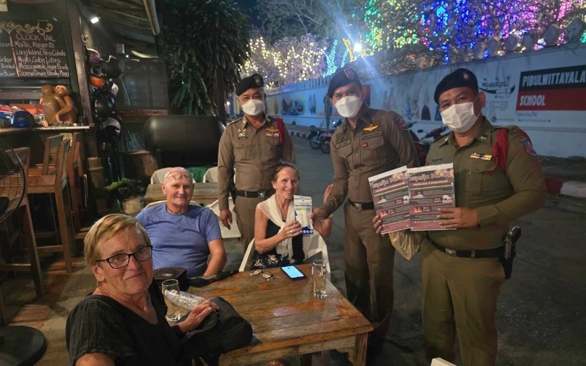 Lopburi kaempft gegen luftverschmutzung touristenpolizei verteilt masken an auslaender fuer