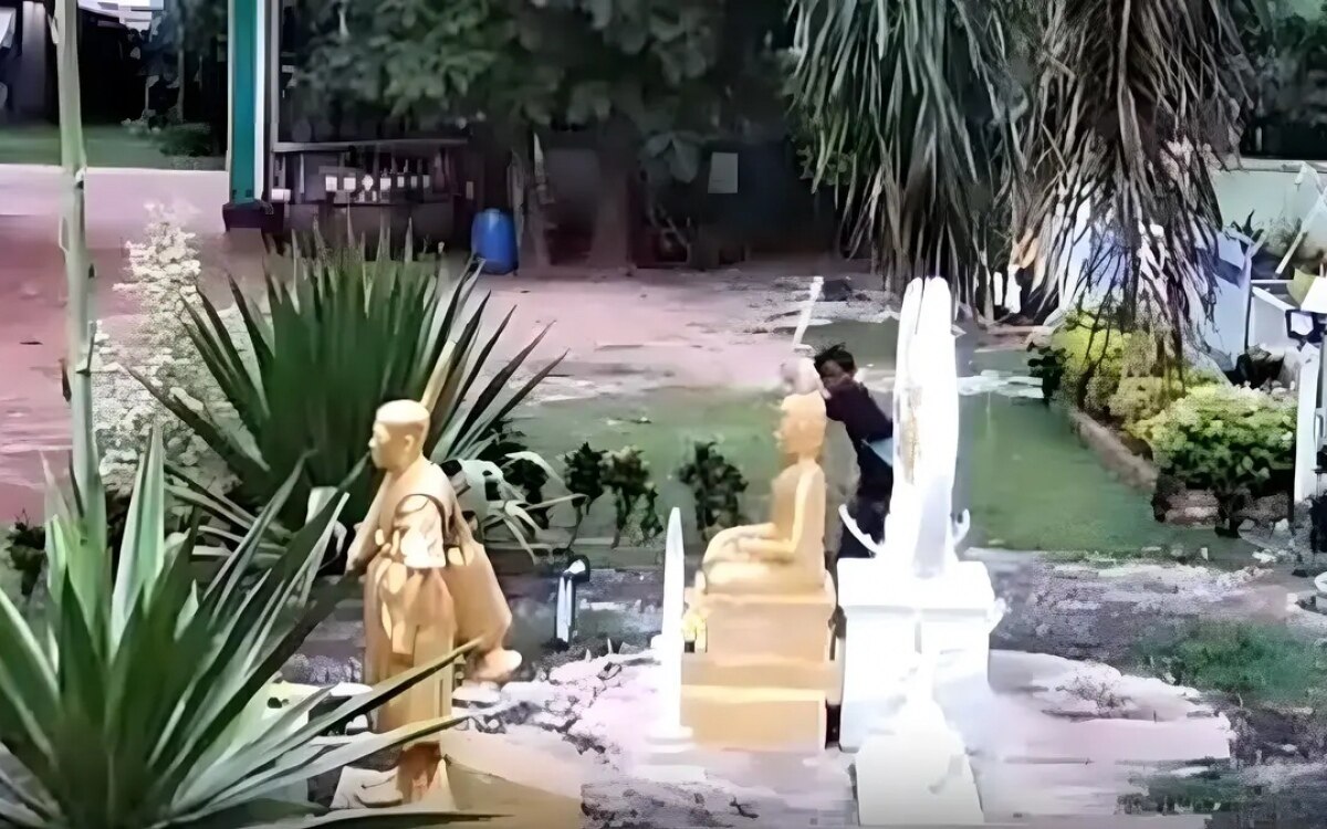 Mann 45 von sinnen heilige statuen mit einer hacke im allseits sehr verehrten buddhistischen tempel