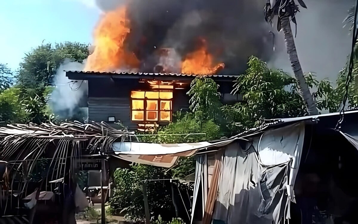 Mann brennt aus Eifersucht sein eigenes Haus nieder, weil er keine staatliche Unterstützung erhält - Video