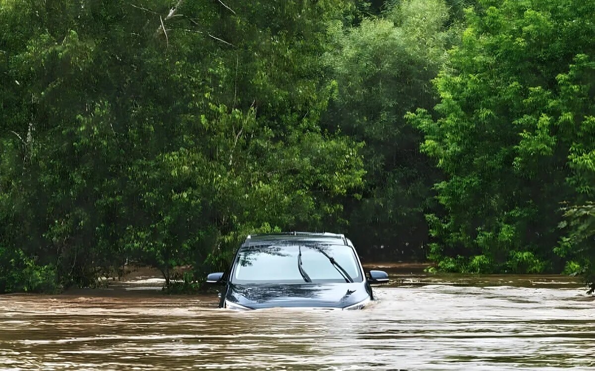 Mann entgeht nur knapp dem tod als in trat hochwasser sein auto unter wasser setzt