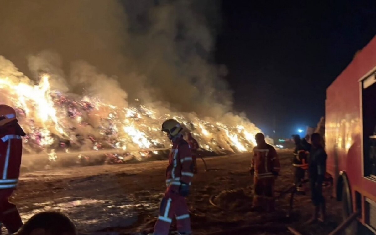 Massive flammen im biomassekraftwerk in phichit 1 000 tonnen brennstoff in flammen