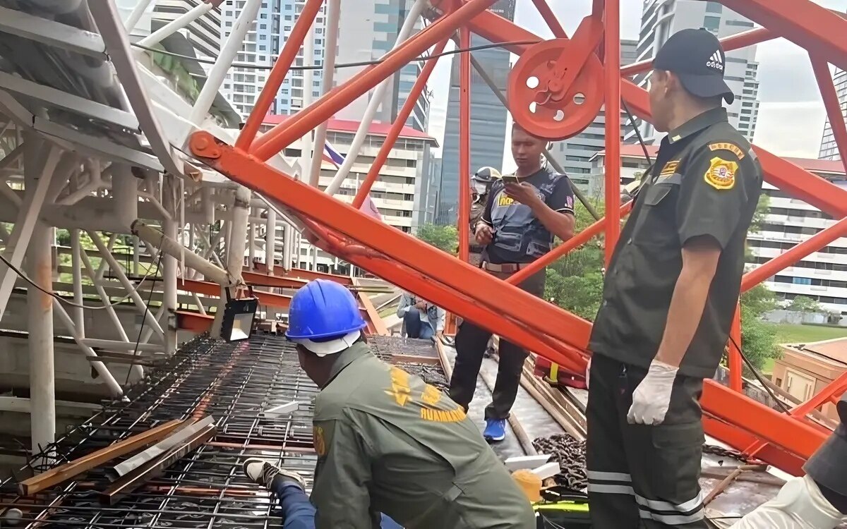 Massiver kran stuerzt in der sukhumvit soi 23 ein