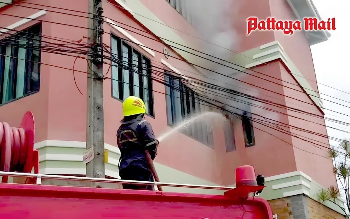 Massives feuer verschlingt haus und verursacht 15 millionen baht schaden