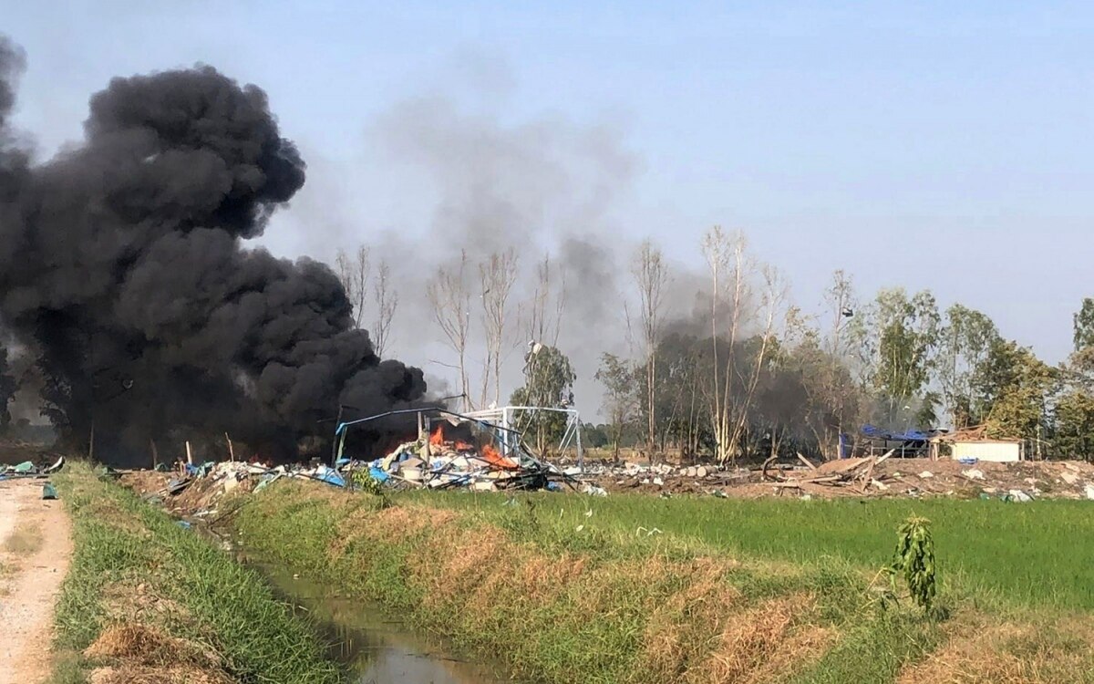 Mindestens 22 tote bei feuerwerksexplosion in suphan buri