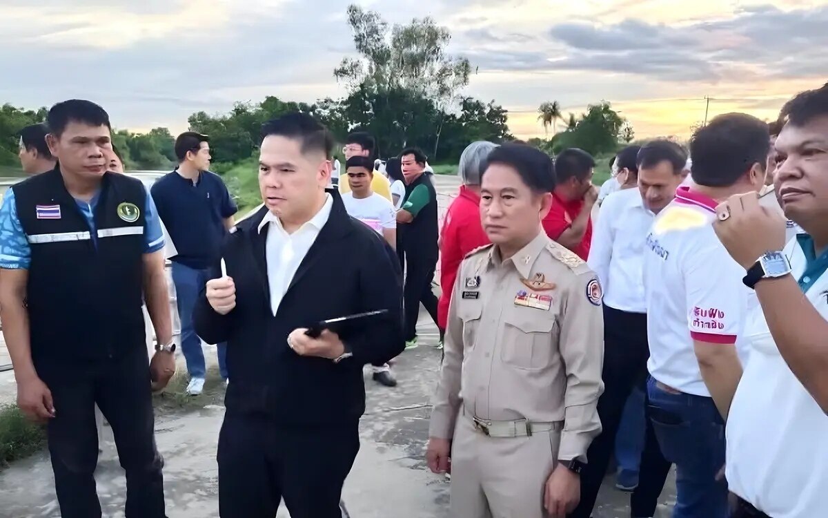 Minister varawut inspiziert suphan buri bei der vorbereitung auf moegliche ueberschwemmungen