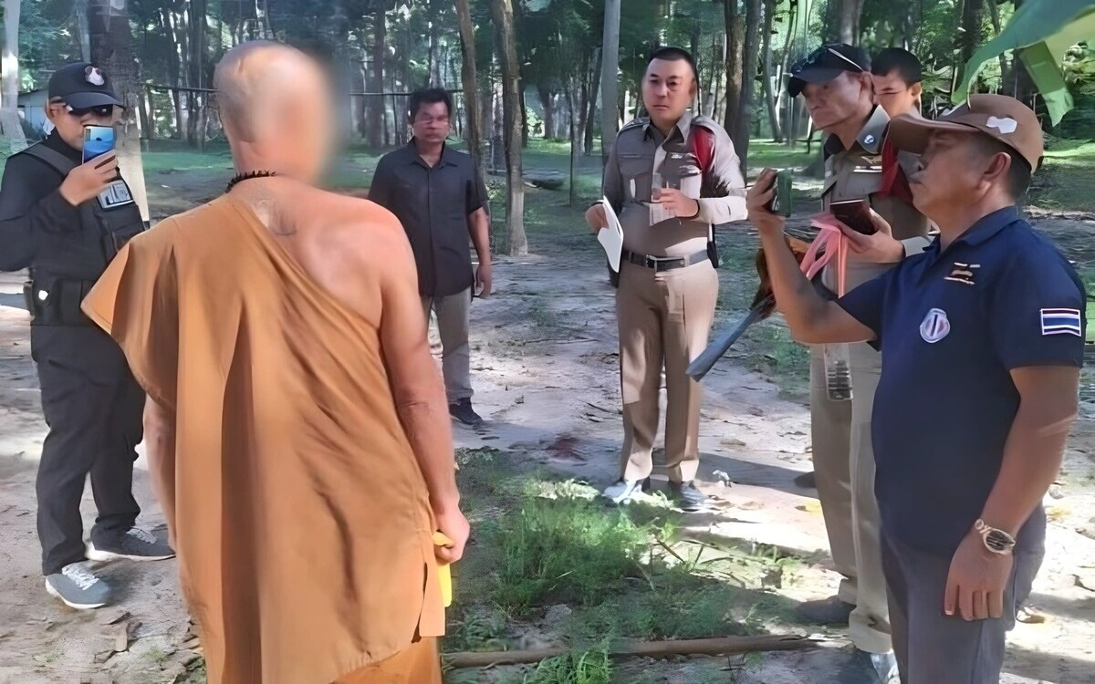 Moench aus nakhon phanom greift mann mit machete an