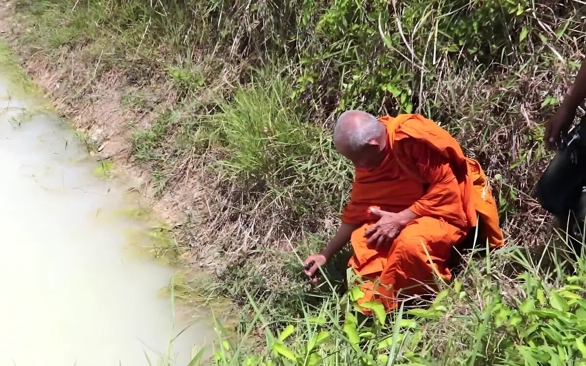 Moench toetet mann mit loeffel im heiligen buddhistischen tempel sofortige festnahme