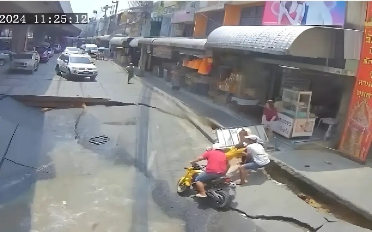 Motorradfahrer mit kind stuerzen in ein strassenloch video