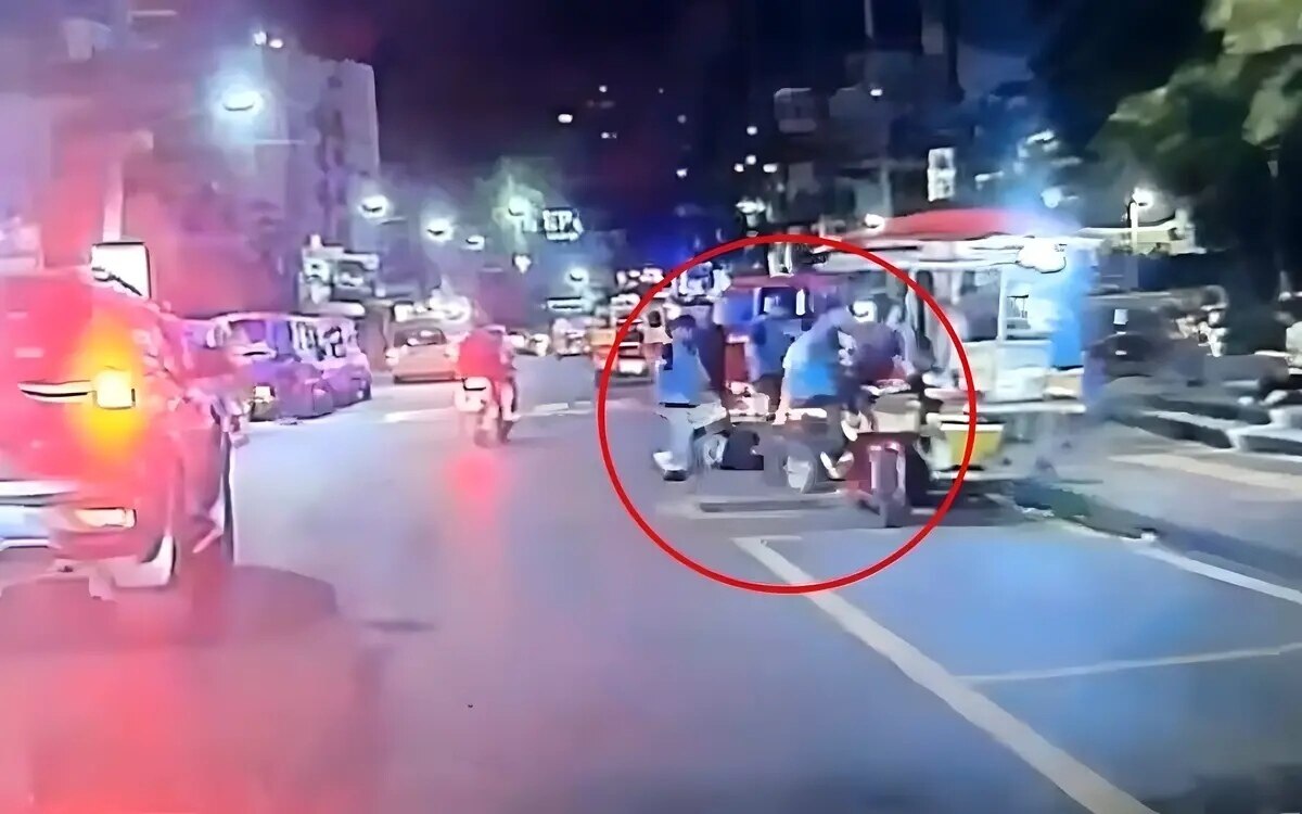 Motorradtaxifahrer schlagen auf Touristen ein (Video)