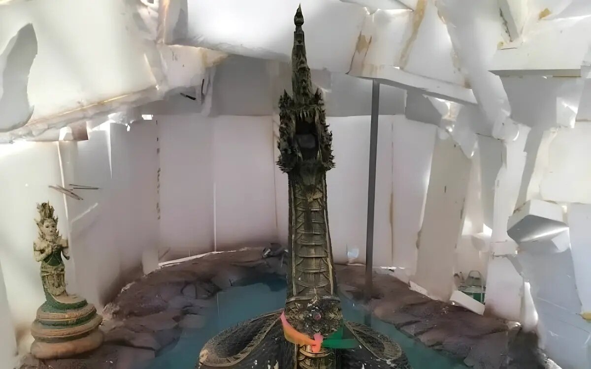 Mythische naga statue im chon buri tempel zieht besuchermassen an video